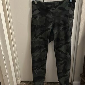 Nwot old navy active camo elevate legging